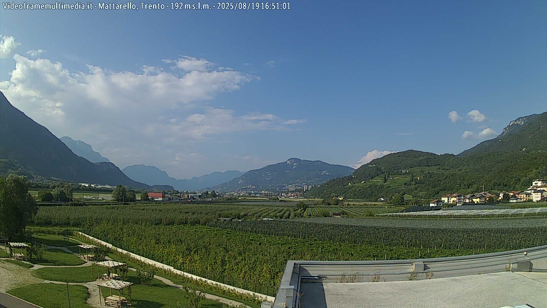 Mattarello: L'immagine ritrae la campagna di - frazione a sud di Trento, con puntamento verso nord in direzione della città di Trento
