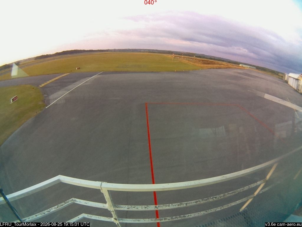 Morlaix › South-West: Ploujean Airport - Light aircraft parking