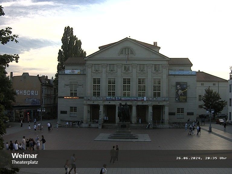 Weimar: Theaterplatz mit Goethe-Schiller-Denkmal