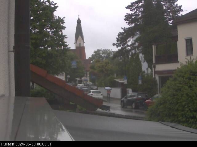 Pullach im Isartal › South: Blick auf den Kirchplatz von der Münchner Straße in