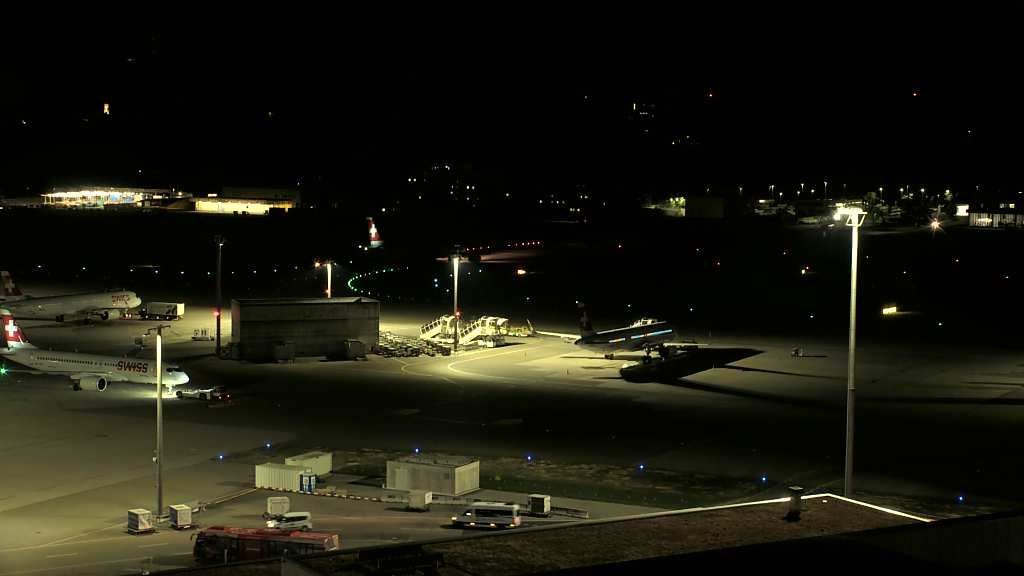 Kloten: Flughafen - Zuerich Flughafen Webcam Dock B