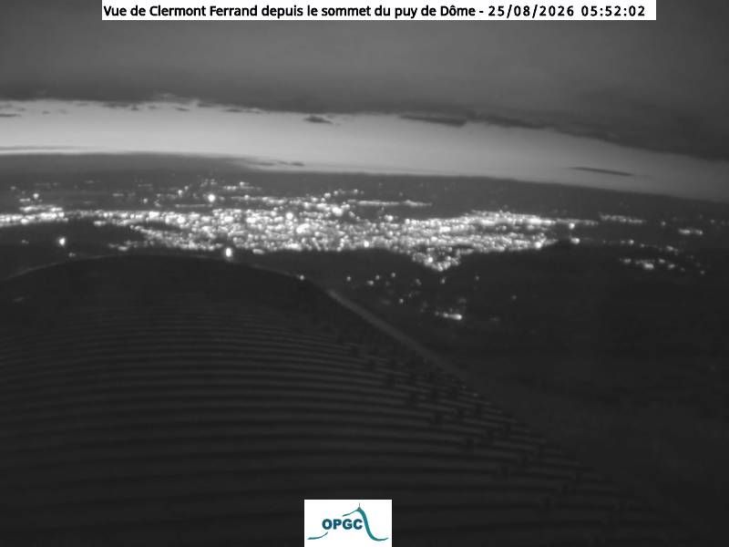 Saint-Jean-des-Ollieres: Vue de Clermont-Ferrand depuis le sommet du Puy de Dome
