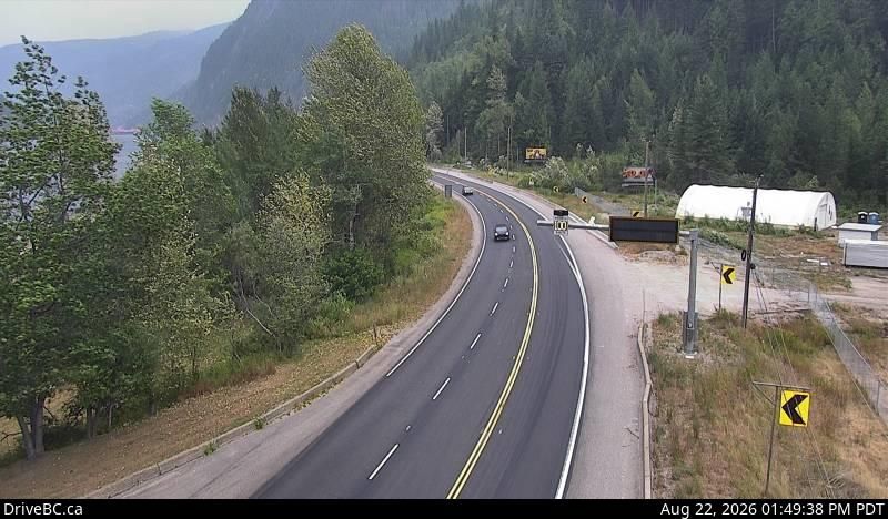 Columbia-Shuswap Regional District › East: Hwy 1, 20 km west of Revelstoke, looking east