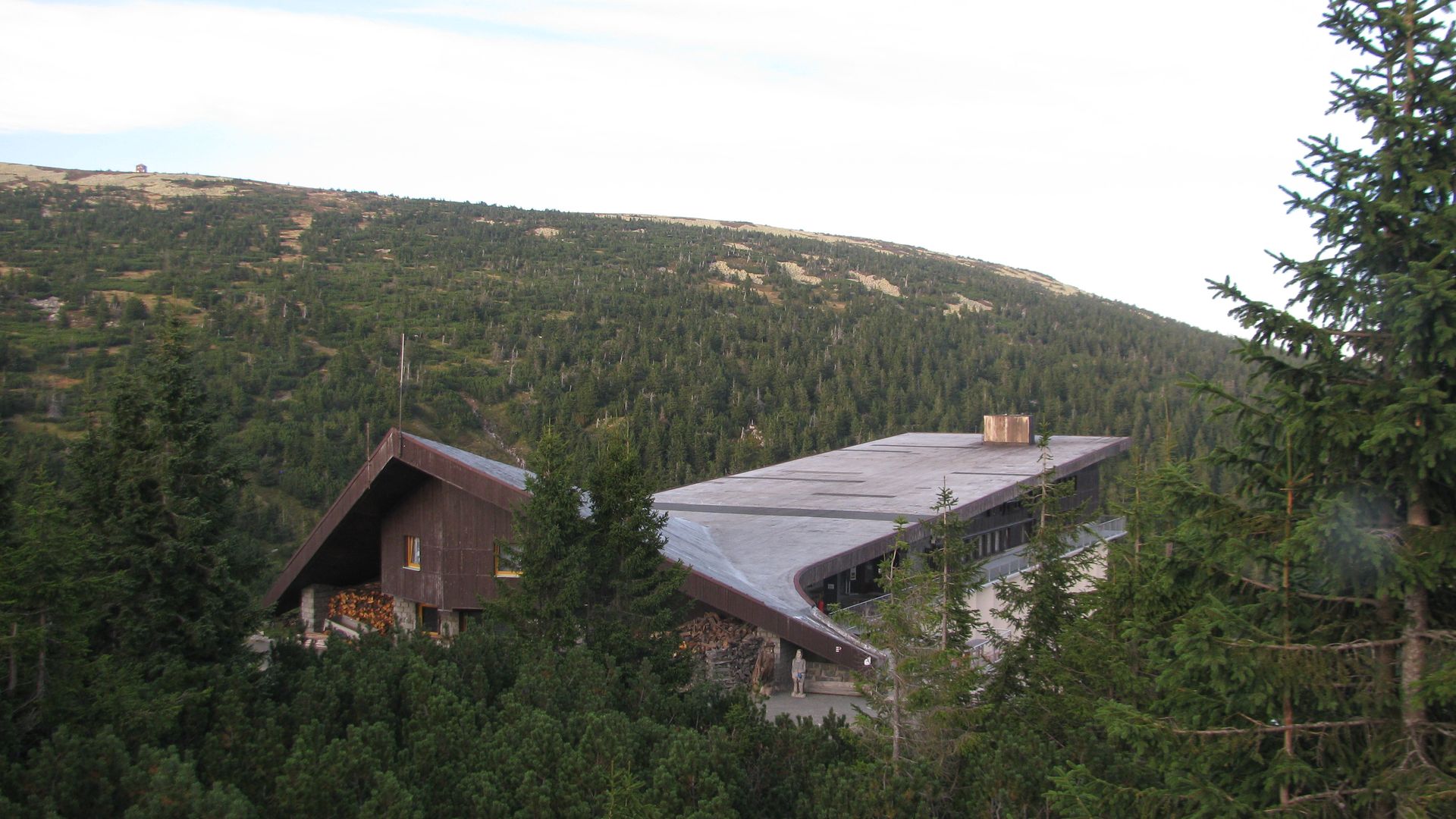 Spindleruv Mlyn: Krkonoše, Špindlerův Mlýn, Labská bouda (pohled na boudu nad Labským dolem)