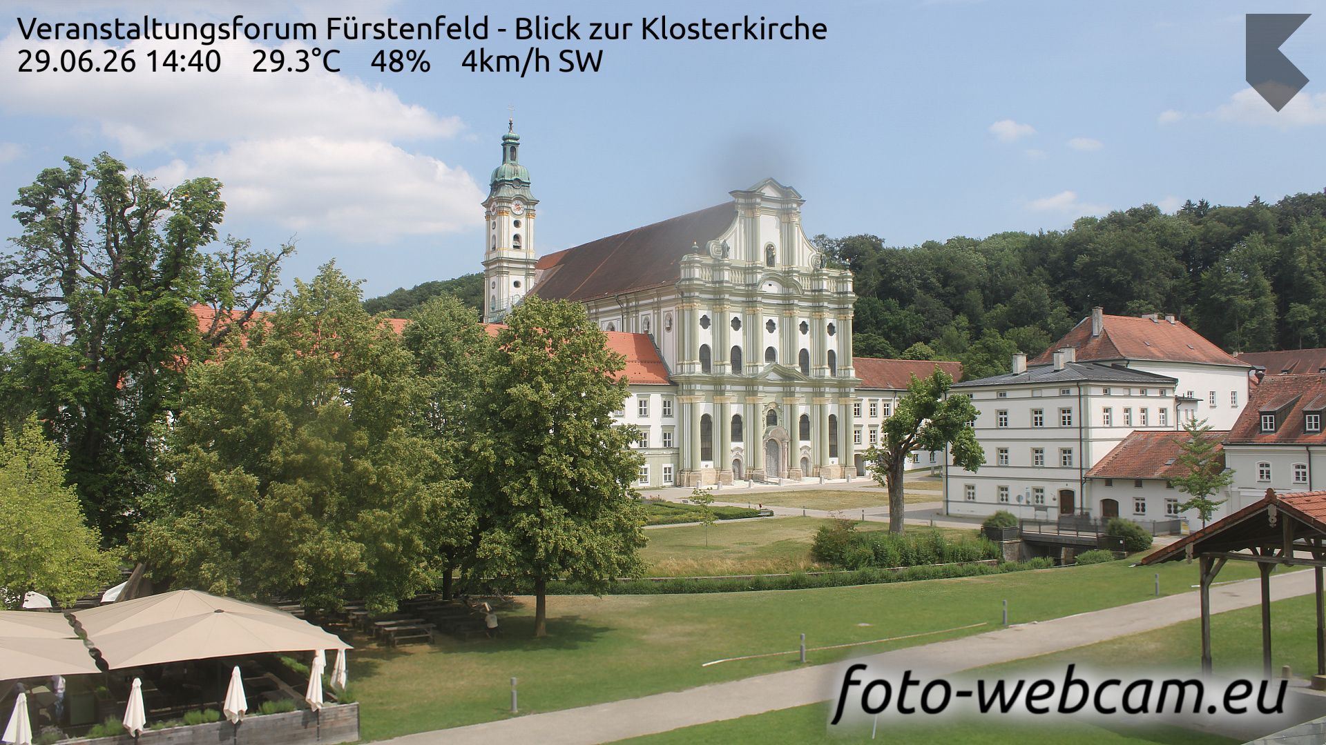 Fürstenfeldbruck: Hauptstraße, Blick auf die Kirche St. Leonhard