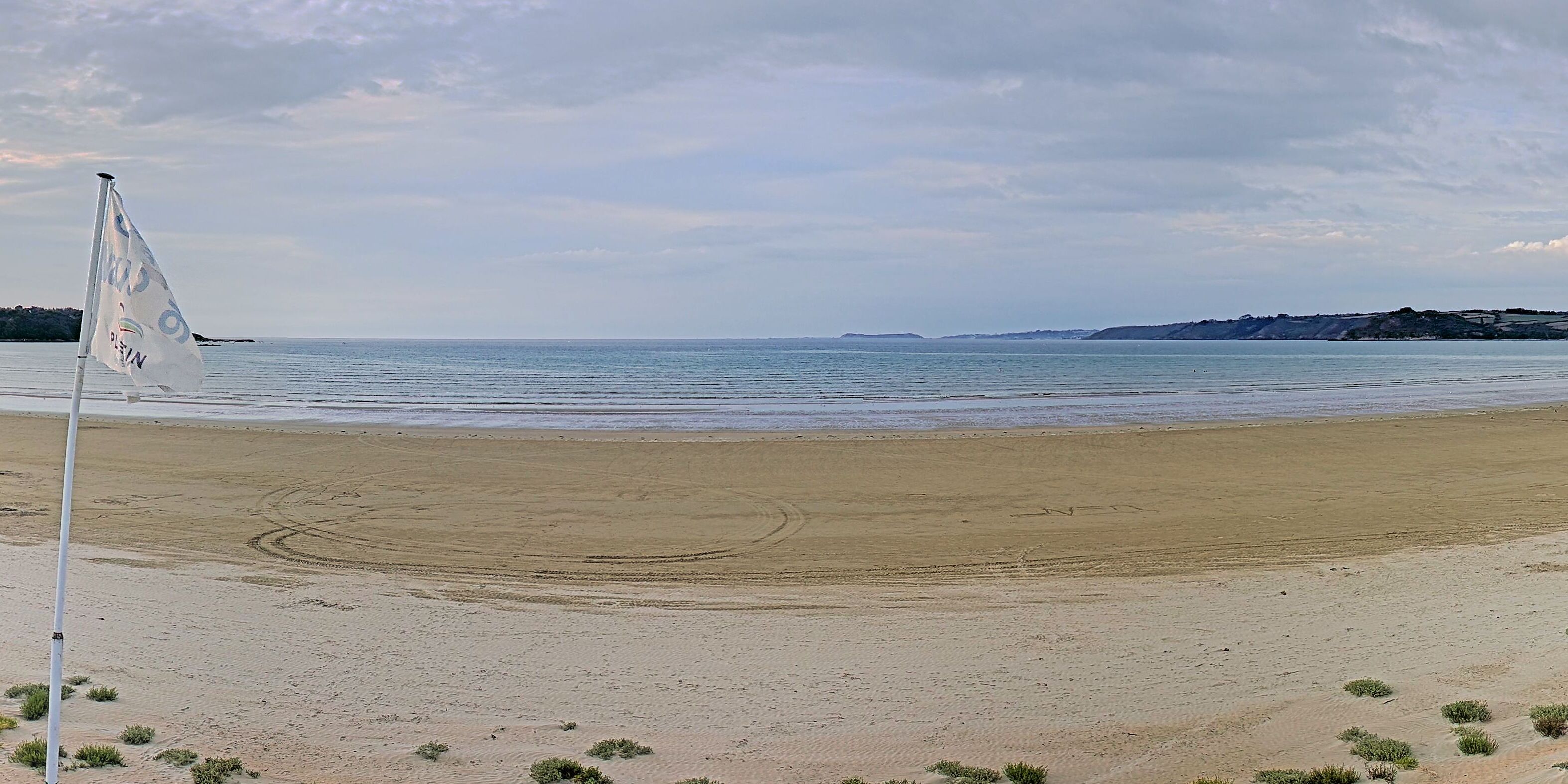 Webcam Plestin-les-Grèves: Beach Panorama
