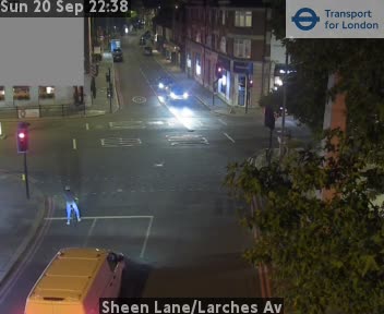 Sheen Lane/Larches Av NE - Parking bays and monument