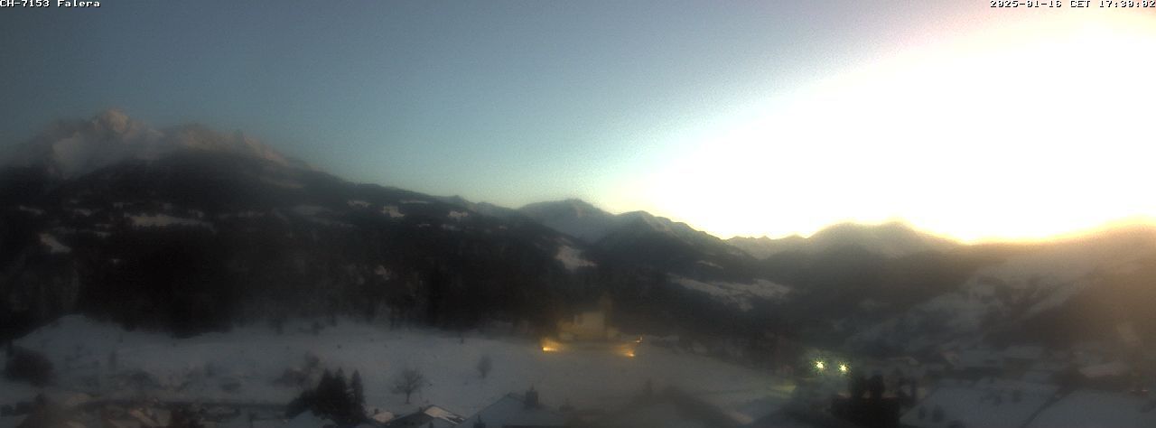 Falera › South: Fellers - Valsertal und Kirche St. Remigius im Vordergrund