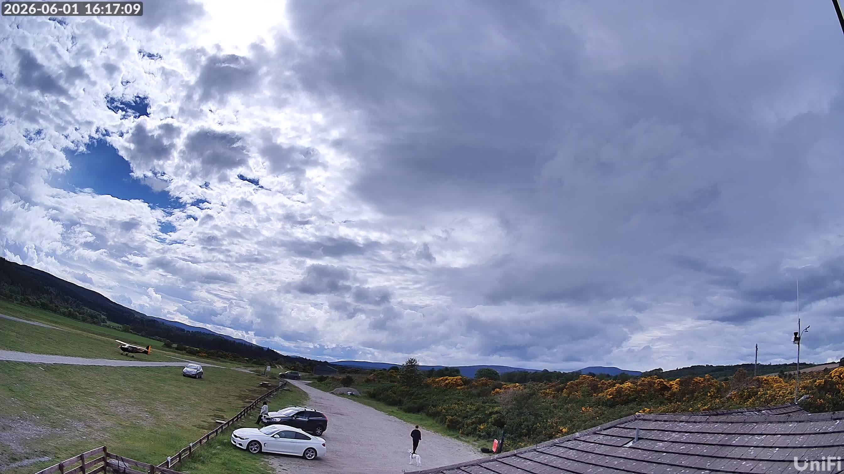 Webcam Dinnet: Deeside Gliding Club - Parking Lot