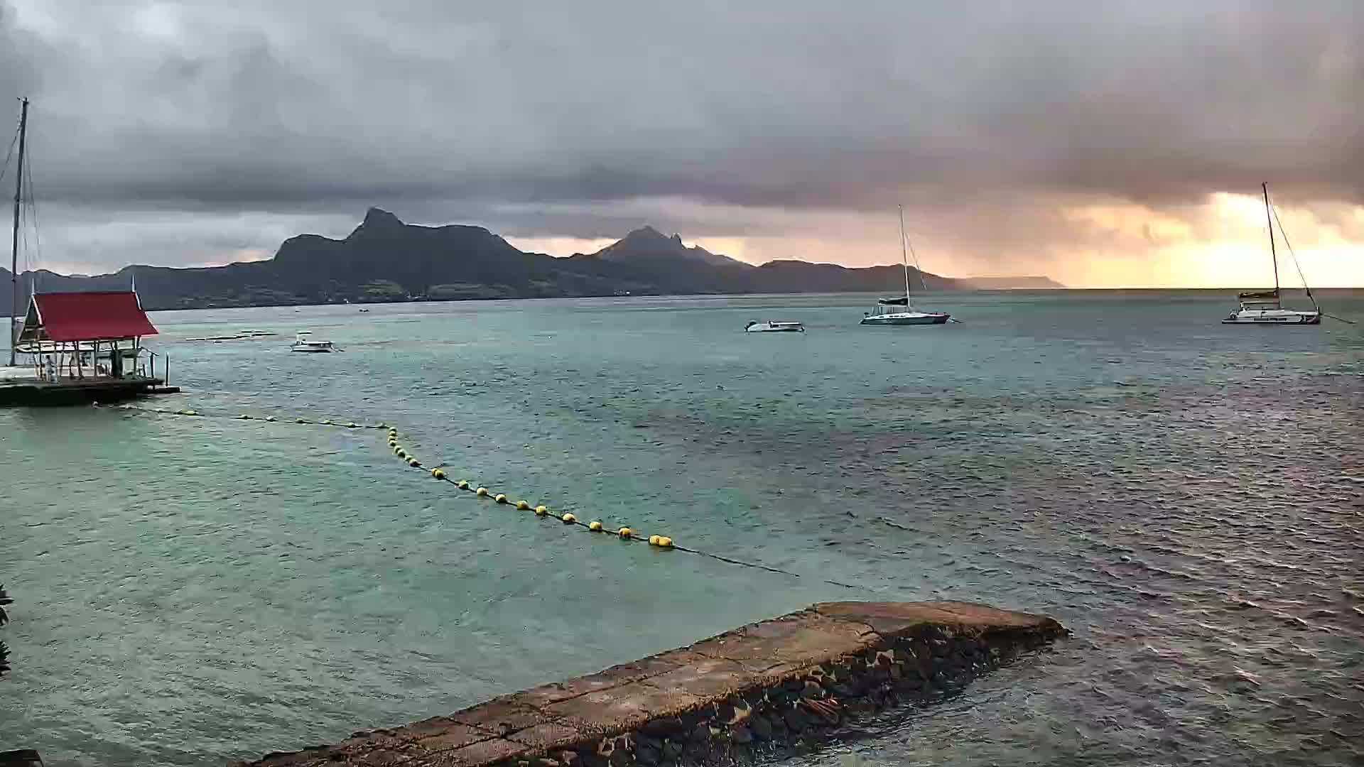 Webcam Mahebourg: View towards Ile aux Aigrettes