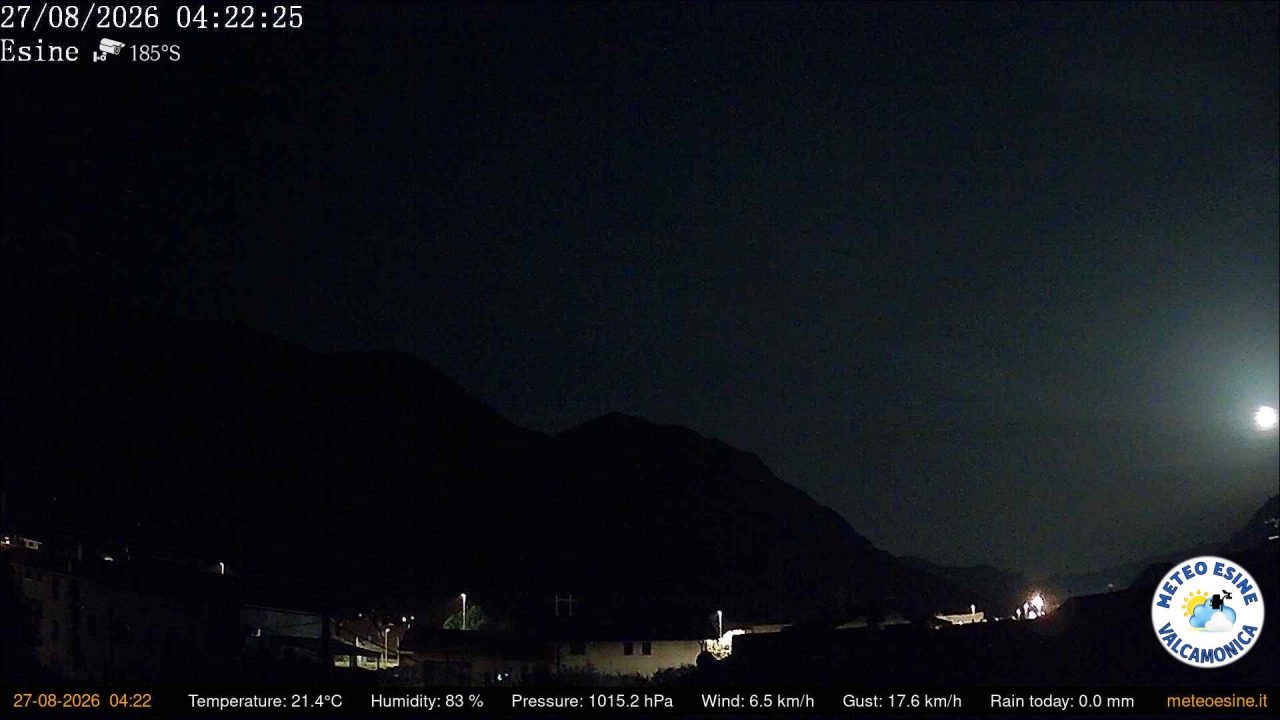 Webcam Esine: View over Esine, 185° S