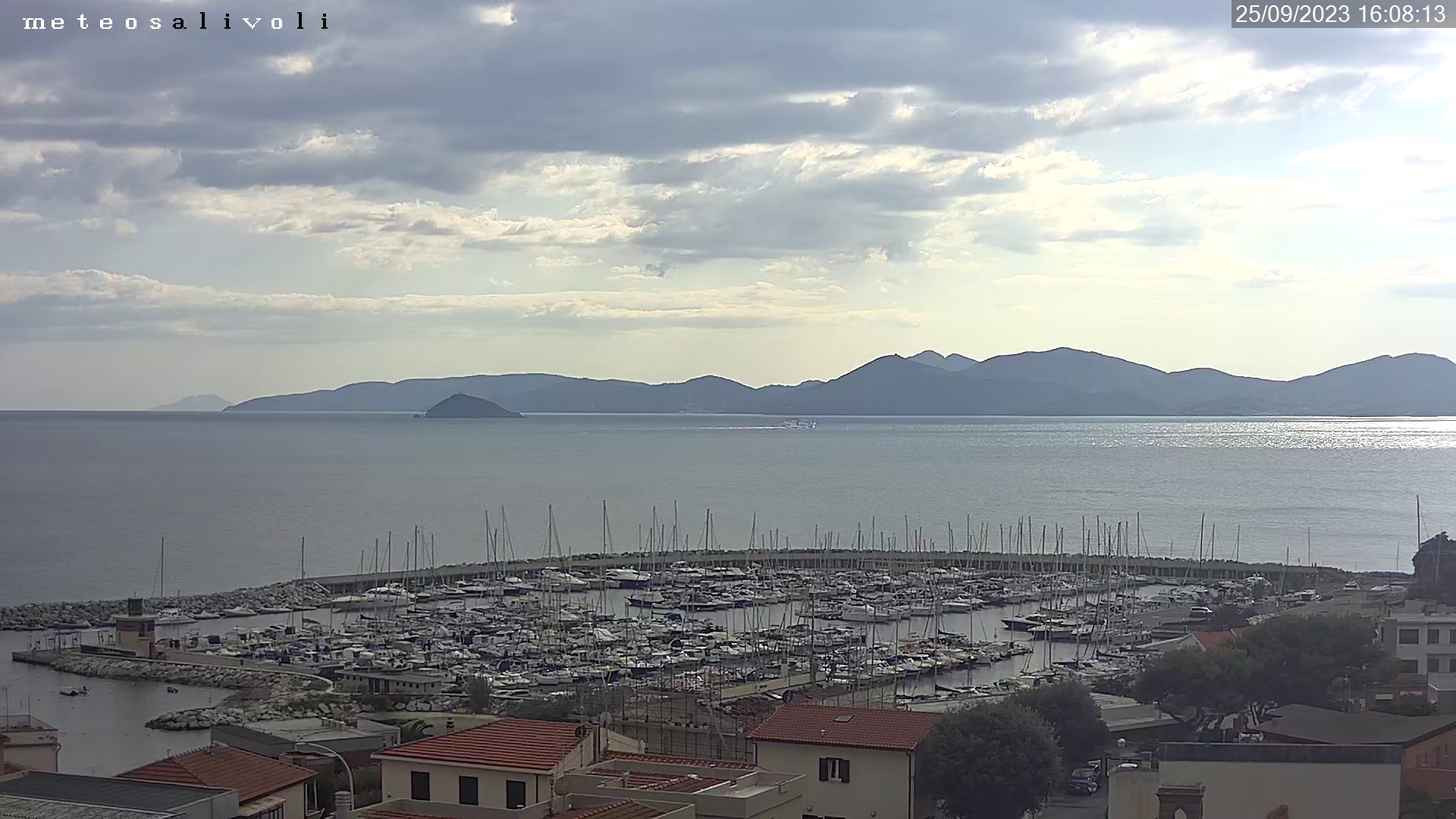 Webcam Marina di Salivoli: Canale di Piombino and Island of Elba