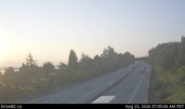 Ladysmith › South: Hwy 1 at South Davis Rd, south of - looking south