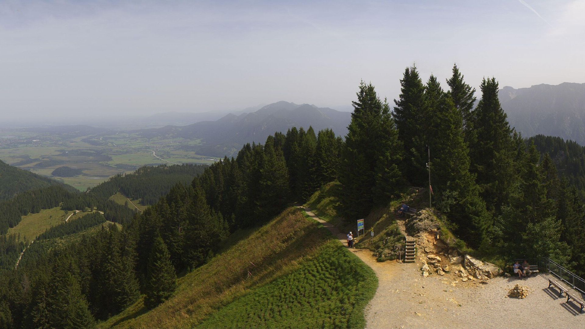 Oberammergau: Wank - Estergebirge - Garmisch-Partenkirchen - Ammergebirge - Alpspitze - Berghütte Schachenhaus 1866m - Wetterstein - Zugspitze - Dreitorspitze - Nordkette - Karwendelgebirge - Munich - Augsburg