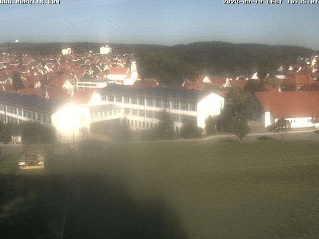 Messstetten: Blick auf - vom Skilift Wagnershalde, im Vordergrund die Burgschule mit Turn- und Festhalle, in der Bildmitte die Lamprechtskirche, rechts neben der Kirche der Taleinschnitt Richtung Albstadt-Lautlinge