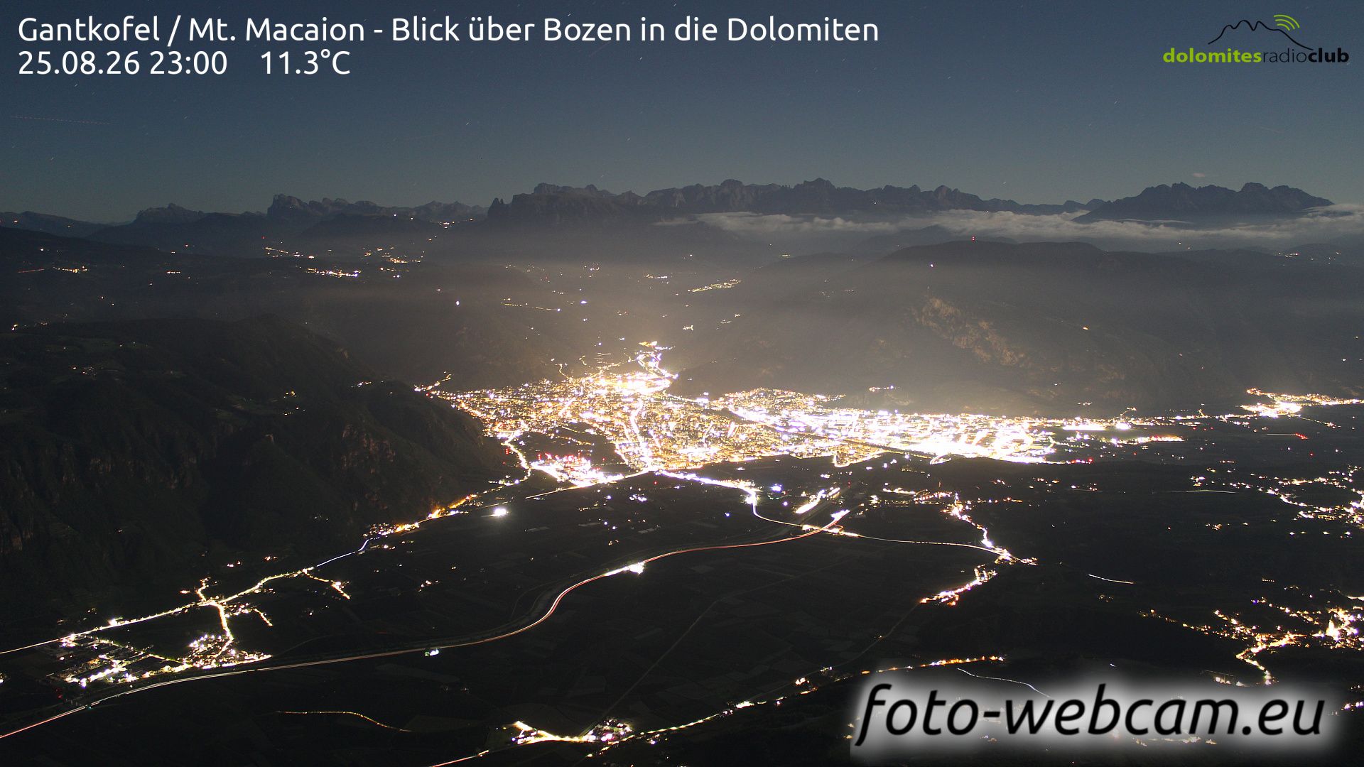 Eppan an der Weinstrasse - Appiano sulla Strada del Vino: Gantkofel - Mt. Macaion - Blick über Bozen in die Dolomiten