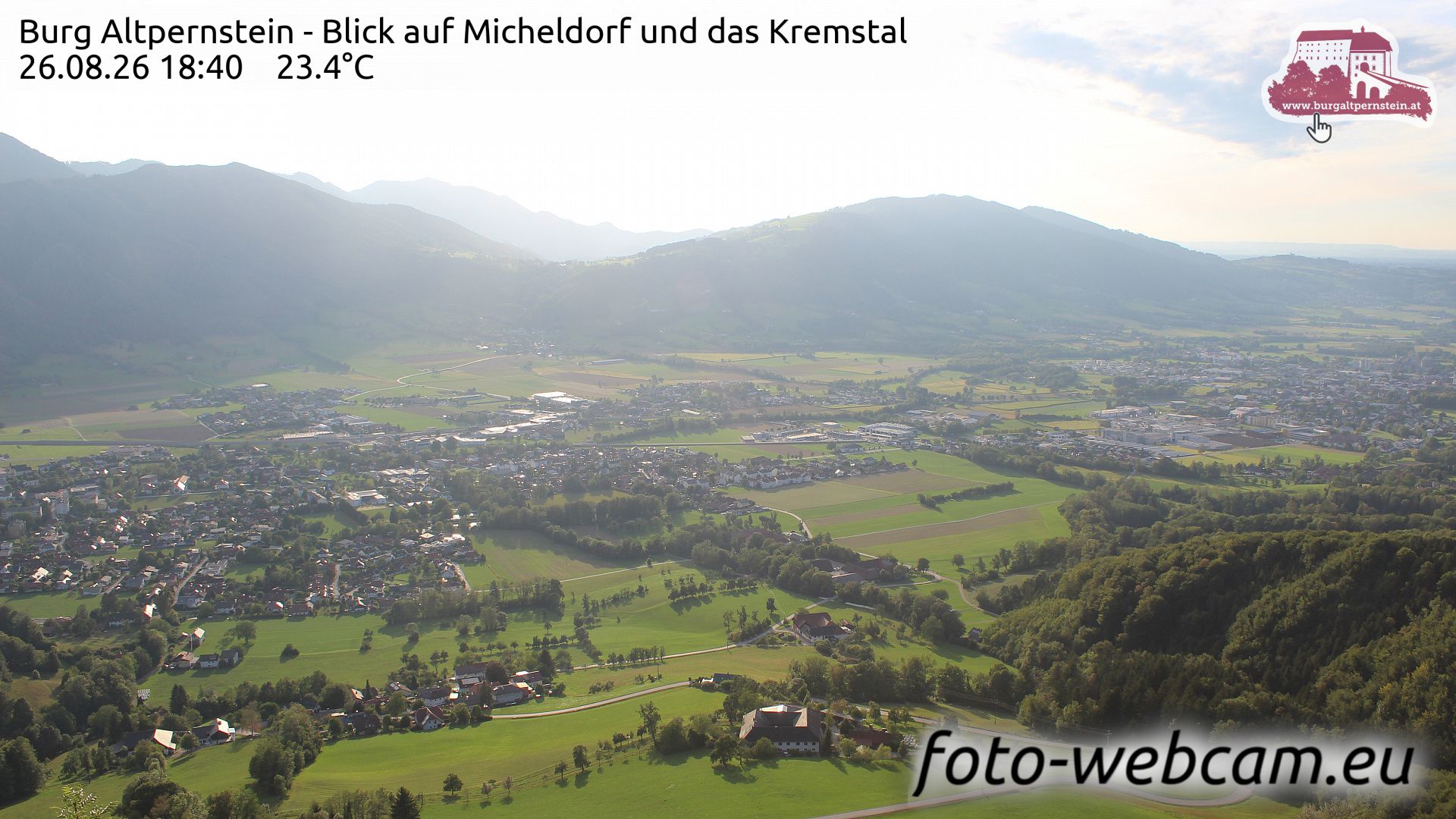 Micheldorf in Oberosterreich: Burg Altpernstein - Blick auf Micheldorf und das Kremstal