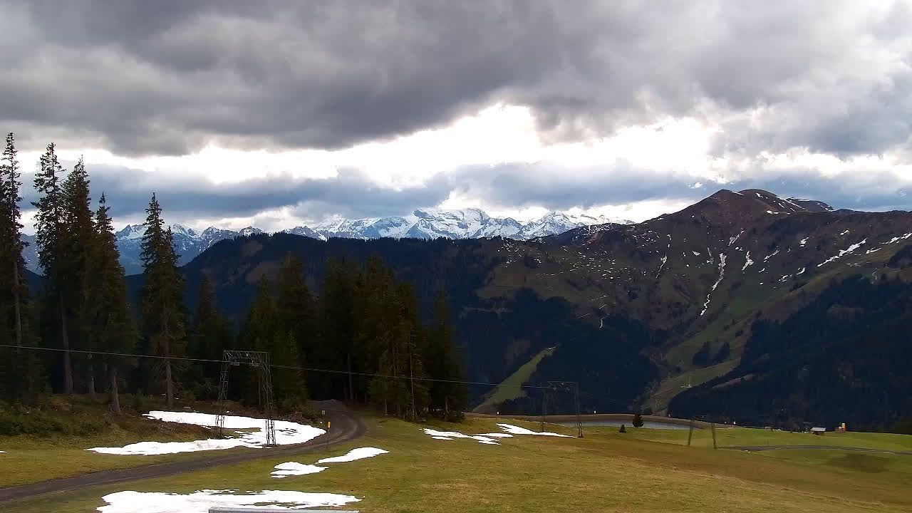 Dienten am Hochkonig: Livespotting - Webcam an der Bergstation Bürglalmbahn mit Bergpanorama