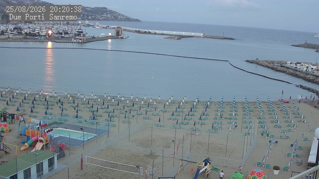 Sanremo: Vista della spiaggia di - e della marina di Portosole