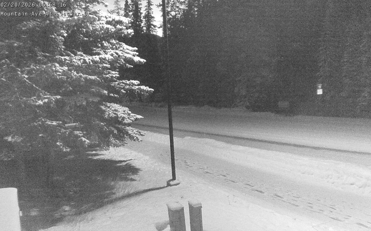 Banff: Mountain Ave at Glacier Dr
